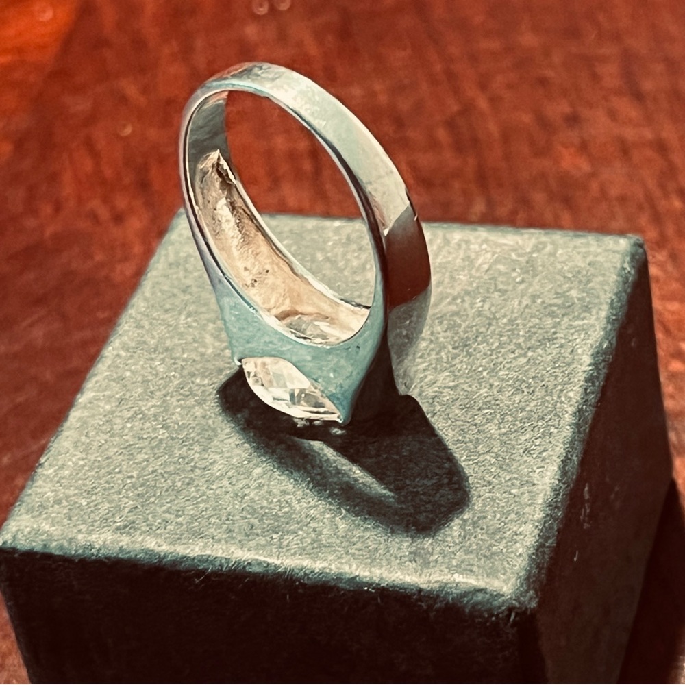 Elegant 925 Silver Ring with Clear Gemstone - Picture 3 of 5